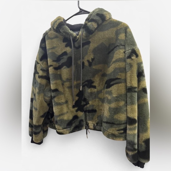 Forever 21 Tops - Forever 21 womens M winter long sleeve Faux Fur Camo punk goth Hooded Sweatshirt